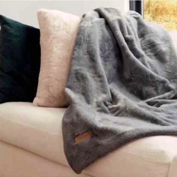 NWT! UnHide For Love Not Fur- Lil' Marshmallow Blanket- Charcoal - 50"x60" - Picture 3 of 7